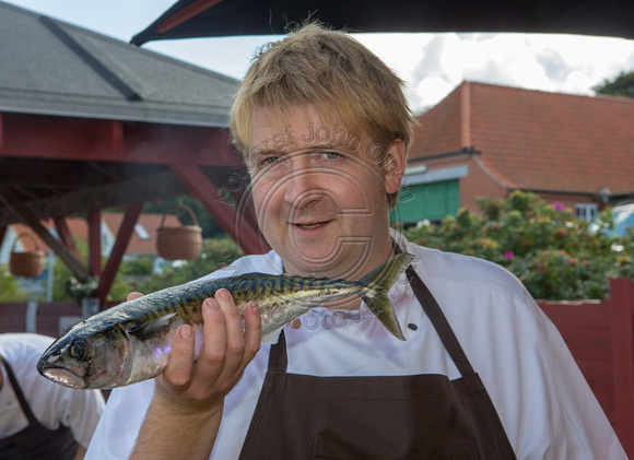 Køkkenchef Claus Henriksen med en friskfanget makrel