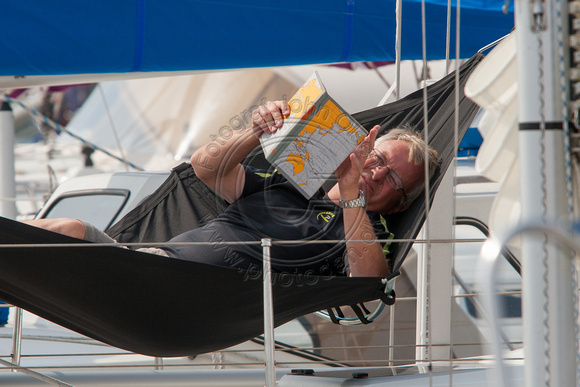 Afslappende læsning ombord på båden