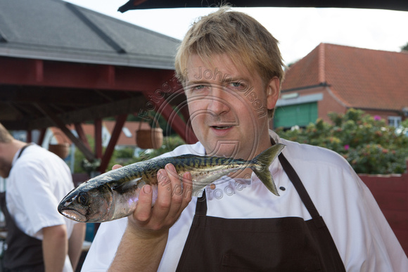 Chefkok Claus Henriksen med en friskfanget makrel